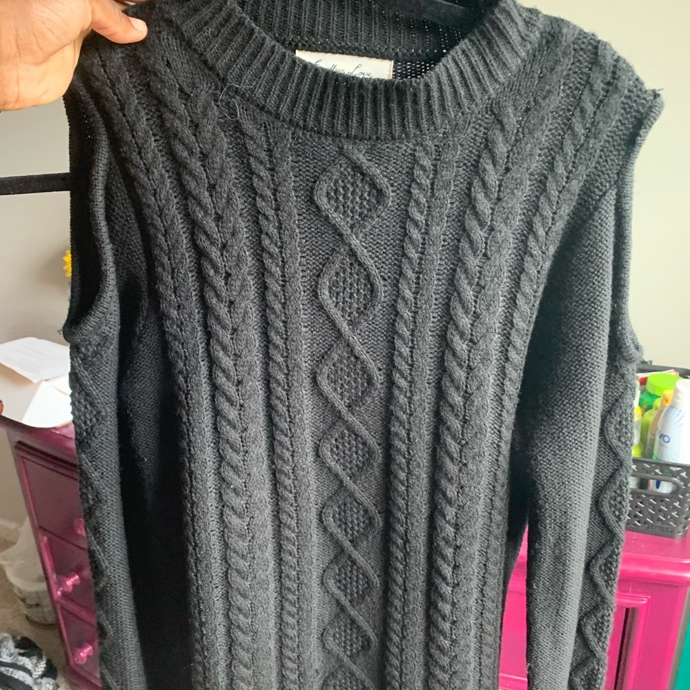 Black sweater with patterned design & cut out sleeves